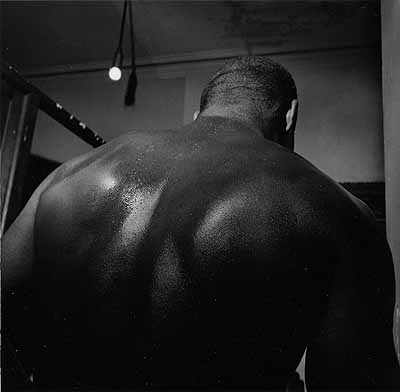 Larry Fink, Blue Horizon Gym (Back), Philadelphia, Pennsylvania, 1997. Copyright the artist, courtesy of Stephen Cohen Gallery.
