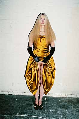 Juergen Teller	 	Kristen lifting skirt, London 2005aus der Serie 