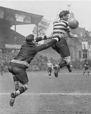 Martin MunkácsiTorwart und Spieler springen nach dem Ball.1928Ullstein Bild