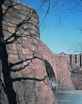 James Welling, Bridge in Fenway, 1988, photographie couleur, 110x90 cm, coll. Musée de La Roche-sur-Yon (© James Welling / photographie Jacques Boulissière).