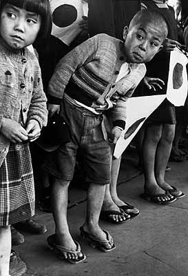 Ungeduldiges Warten auf den Kaiserlichen Zug, Japan 1951© WernerBischofEstate / Magnum Photos