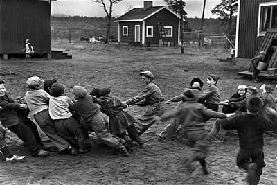 Seilziehen in der Landschule, Naarva, Finnland 1948© WernerBischofEstate / Magnum Photos