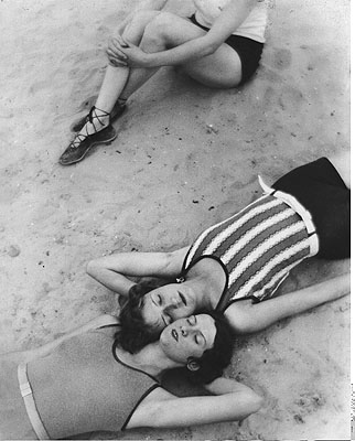 Der schöne Herbst: Die letzten warmen Sonnenstrahlen, um 1929Fotografiert von Martin Munkácsi, © Joan Munkácsi. Courtesy ullstein bild