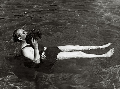 Der Fotograf Martin Munkácsi im Wasser mit Kamera © Joan Munkácsi. Courtesy F. C. Gundlach Foundation