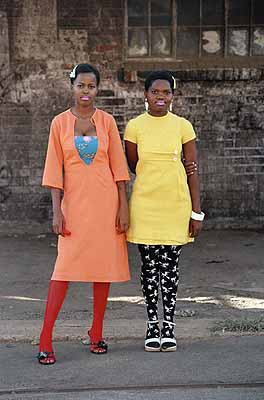 Lolo Veleko Cindy and Nkuly (serie: Beauty is in the Eye of the Beholder)2004 / 30 x 20 cm. Brancolini Grimaldi Arte contemporanea Roma, Firenze