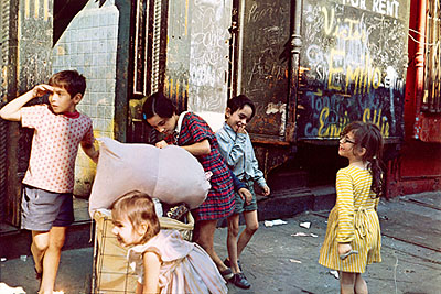 Helen Levitt Untitled, New York (laundry bags and kids), 1972 40 x 50 cm, Chromogenic Print