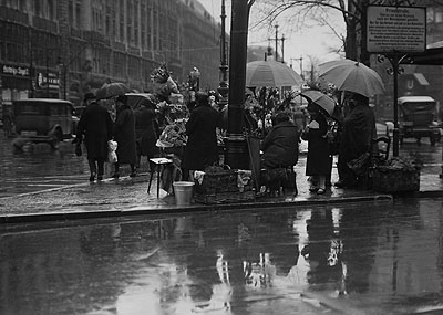 Sasha Stone Blumenfrauen am Potsdamer Platz 1927/28 © Serge Stone