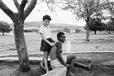 David GoldblattFrom the series «Some Afrikaners Photographed», 1975A farmer’s son and his nursemaid, Heimweeberg, Marico Bushveld, Transvaal, 1964Gelatin-silver print, 30,5 x 40,5 cm© David Goldblatt