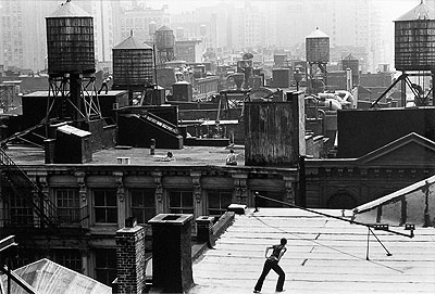 Trisha Brown, Roof Piece, 1973 Foto © 1973 CONTACT _Con-441C13711 c s l Babette Mangolte 7173-21A