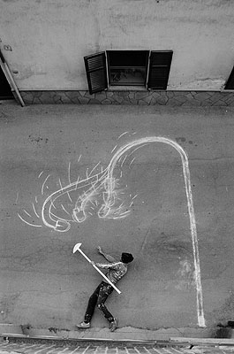Robin Rhode Untitled / Street Light 2005 C-print 45 x 30 cm Collection: Tucci Russo Studio Per I'Arte Contemporanea, Turin