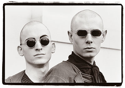 Amy Arbus Two Guys with Sunglasses, Bart Mueller and Kurt Swanson, Washington Square Park, 1988 © Amy Arbus, Courtesy of the Stephen Cohen Gallery.