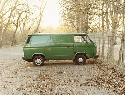 Bernhard Fuchs: Grüner VW-Transporter, Düsseldorf, 2004, C-print, 48 x 38,5 cm. © Bernhard Fuchs