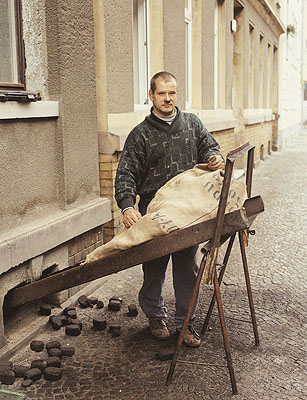 Mann bei Kohlelieferung, Leipzig, 1997, C-print, 24,5 x 31,5 cm. © Bernhard Fuchs