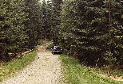 Bernhard Fuchs : Blauer Opel, Bad Leonfelden-Traberg (A), 1994, C-print, 48 x 33 cm. © Bernhard Fuchs