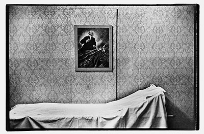 Evelyn Richter, Entrance to the Nursing Home, Leipzig 1986