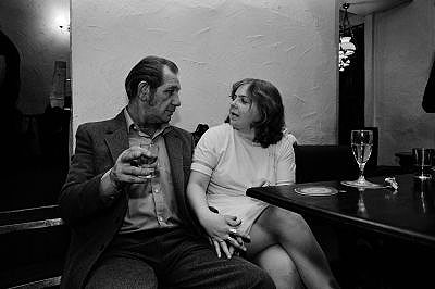 Jürgen Schadeberg, Lovers in London Pub 1970th, courtesy Seippel Gallery Cologne - Johannesburg