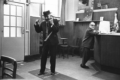 Jürgen Schadeberg, Song and dance Man, Glasgow 1968, courtesy Seippel Gallery Cologne - Johannesburg