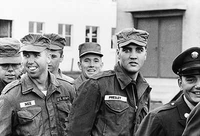 © Robert Lebeck . Elvis Presley in Friedberg, Hessen 1958