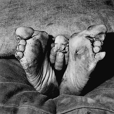 Roger Ballen. Puppy between feet, 1999 © Roger Ballen. Courtesy Galerie Johnen & Schöttle, Köln