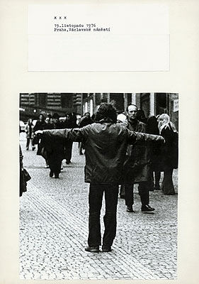 Jirí Kovanda19. listopadu 1976 Praha, Václavské nám_stí November 19, 1976 Prague, Wenceslas SquareCourtesy: Kontakt. Die Kunstsammlung der Erste Bank-Gruppe; gb agency, Paris© Jirí Kovanda 