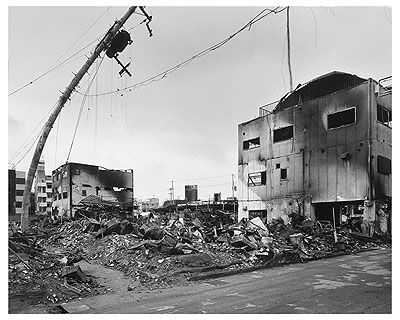 Ryuji MiyamotoKobe 1995 After the Earthquake, Nagata-ku, 1995Schwarzweiß-Fotografie (Gelatin Silver Print)50 x 60 cmMuseum für Moderne Kunst, Frankfurt am MainFoto: Axel Schneider, Frankfurt am Main