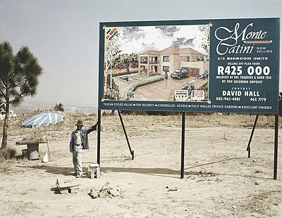 David Goldblatt, George Nkomo hawker, Johannesburg 2002, photograhpy, courtesy Goodman Gallery