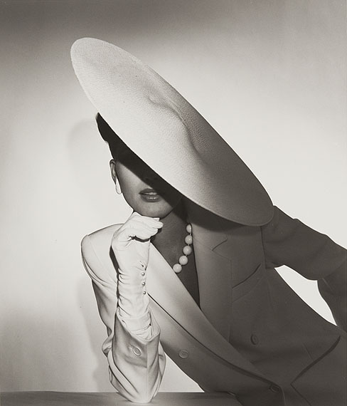 Horst P. Horst
Study in Ivory
Advertisement for Saks, 1982
Silver Gelatin Print
36 x 28 cm
© Horst Estate