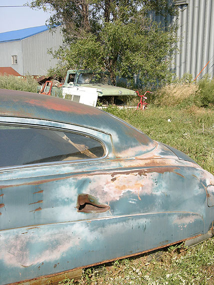 Knut Wolfgang Maron: aus der Serie Dakota Bar / barns and rotten cars