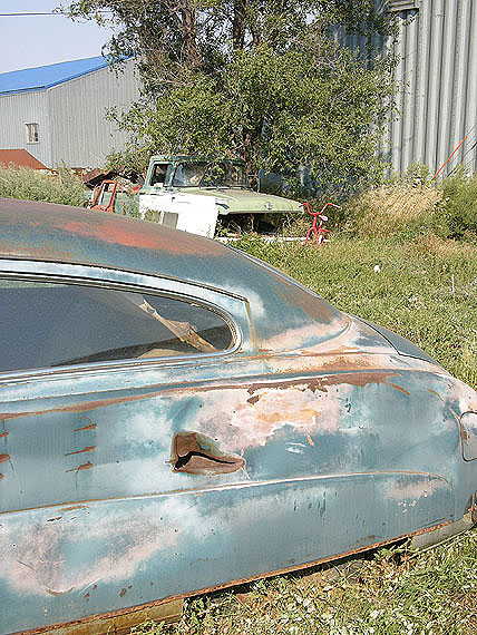 Knut Wolfgang Maron: aus der Serie Dakota Bar / barns and rotten cars