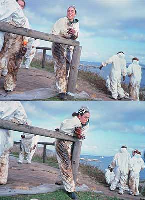 Ausstellungssujet: Volunteer watching, volunteer smiling (Isla de Ons, 12/19//02), aus der Serie Black Tide / Marea Negra, 2002-03