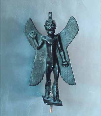Jean-Luc Moulène,
Statuette inscrite du démon Pazuzu
Ier millénaire avant J.-C. Assyrie Bronze
H. : 15 cm. ; L. : 8,60 cm. ; Pr. : 5,60 cm
Acquisition 1872
Département des Antiquités orientales, Richelieu Rez-de-chaussée, Mésopotamie, salle 6, vitrine 4.
Collection de l'artiste © adagp