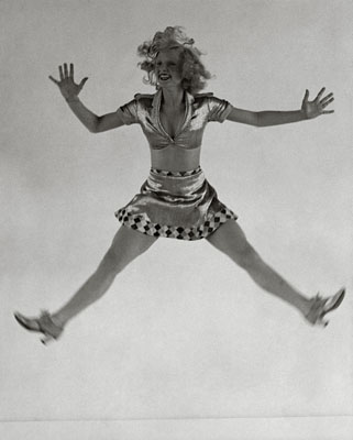 Operetta – soubrette Rosi Barsony performing a grotesc – dance. Published in: Die Dame 19/1932, BIZ 2 / 1933, 15/1/1933, Foto by Martin Munkácsi, © Joan Munkácsi. Courtesy ullstein bild