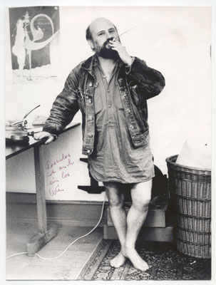 Kurt Kren, Selbstporträt, („hosenlos ist auch ein los, Kren“), Foto s/w, Privatbesitz, Wien; Foto: Thomas Hesterberg; © VBK Wien, 2006