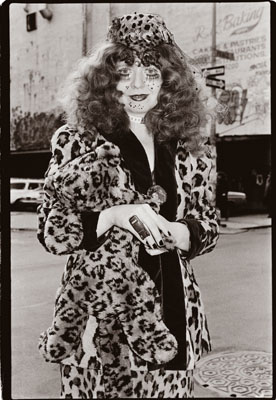 Amy Arbus Elke Koska, Prince and Wooster Streets, 1983 © Amy Arbus, Courtesy of the Stephen Cohen Gallery 