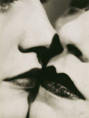 Man Ray, Lippen an Lippen, um 1930, Silbergelatineabzug , 22,9 x 17,5 cm,ML/F 1977/0620, Fotografische Sammlung Museum Ludwig / Stiftung Gruber,© Man Ray Trust, Paris / VG Bild-Kunst, Bonn 2007