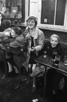 Jürgen Schadeberg, Sherry Drinkers, Glasgow, courtesy Seippel Gallery Cologne/Johannesburg