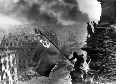 Sowjetische Flagge auf dem Reichstag2. Mai 1945© Sammlung Ernst Volland / Heinz Krimmer
