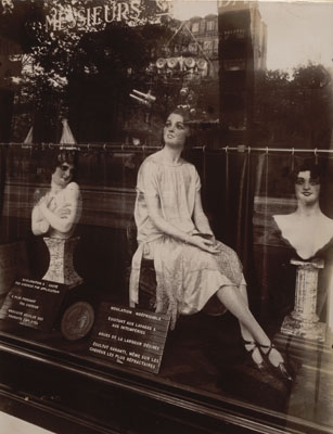 Eugène AtgetCoiffeur avenue de l'Observatoire, 1926 (Hairdresser Avenue de l'Observatoire)Series: Paris pittoresque, 3. SerieAlbumin print, 24 x 18 cmThe Museum of Modern Art, New York. Abbott-Levy Collection.Digital image © 2008 The Museum of Modern Art, NY/Scala, Florenz