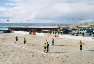 Hans van der MeerG.D. Aldeia Nova - Estrelas de Guifões F.C., 3 - 2Camp. Dist. Amadores A Assoção de Futebol do PortoPerafita, Portugal, 28-02-2004Aus der Serie «Spielfelder - Landschaft des Amateur-Fussballs in Europa »C-Print auf Aluminium, 67 x 100 cm© Hans van der Meer
