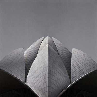 Lynn DavisBahá'í Temple, Delhi, 2007India N° 13101,6 x 101,6 cm© Lynn DavisCourtesy Galerie Karsten Greve, St. MoritzPiezo print