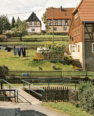 Schöna, Sächsische Schweiz | 2006In the Saxony state elections in 2004 the fascist National Democratic Party gained 23.1% of the vote in Reinhardtsdorf-Schöna. According to press reports it maintains close contact with the banned SSS group (Skinheads Sächsische Schweiz) which has set itself the goal of ridding the area of foreigners.