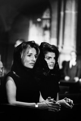 Jackie Kennedy und Lee Radziwill am Sarg von Robert Kennedy, New York 1968 © Robert Lebeck
