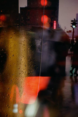 Saul Leiter. Spaziergang mit Soames, 1958. Courtesy Gallery Greenberg; Albertina 