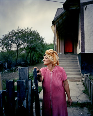 Joakim EskildsenAnuska, Hevesaranyos, HungaryFrom the series The Roma Journeys, 2000-2006C-print, 90 x 75 cm© Joakim Eskildsen