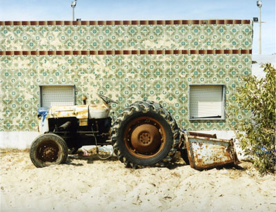 Joachim Brohm, Culatra 08: Tractor #1, analog c-print on aluminium-dibond, 85x105 cm