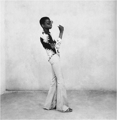 © Malick SidibéA Yé-Yé Posing, 1963silver gelatin print, printed later30x40 cm - 1,750 &euro; + frame and VAT40x50 cm - 2,600 &euro; + frame and VAT50x60 cm - 3,250 &euro; + frame and VAT120x120 cm - 6,000 &euro; + mounting, frame and VAT