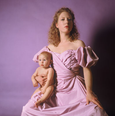 Lady with Child, München, 1991© Herlinde KoelblHerlinde Koelbl. Fotografien 1976-2009Ausstellung im Martin-Gropius-Bau, Berlin17. Juli bis 1. November 2009