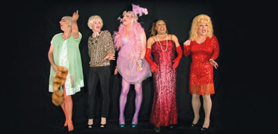 © Tony Oursler, Drag Queen Chorus | 2009 Darsteller: »Tabboo!« (Stephen Tashjian), Robert AppletonBrandon Olson, Michael Lynch, Chris TannerVideostill Foto: Tony Oursler Studio
