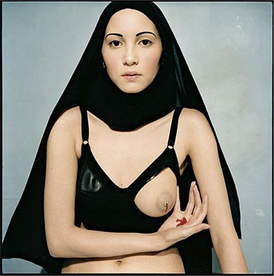 Bettina Rheims PORTFOLIO I.N.R.I. 1997 13 C-Prints, 1998. Je ca. 28&nbsp;x&nbsp;23 bzw. 23&nbsp;x&nbsp;23&nbsp;cm (36&nbsp;x&nbsp;28&nbsp;cm). Eines von 25 nummerierten Exemplaren der Edition von 25 + V, 1998.