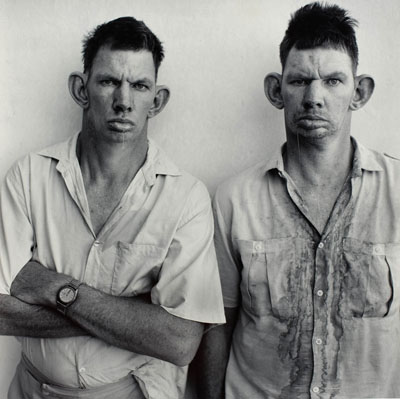 © Roger Ballen: Dresie and Casie, twins, Western Transvaal, 1993aus der Serie: PlattelandGelatineentwicklungspapier, 36 x 36 cm